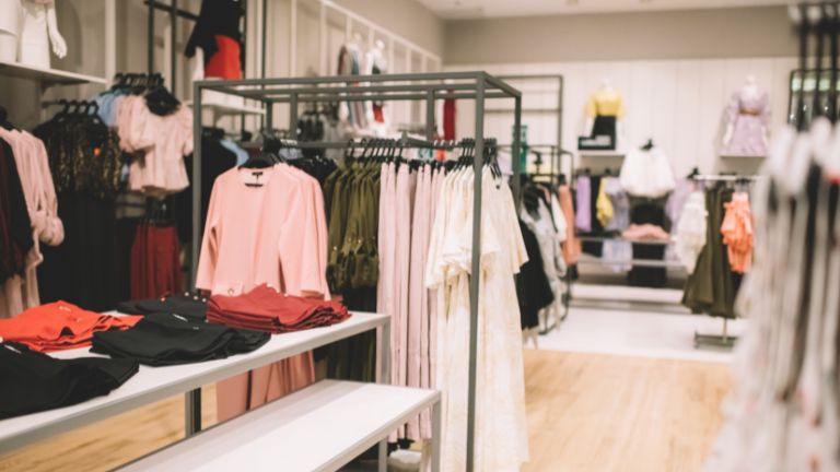 15 راه بازاریابی برای افزایش فروش لباس و پوشاک در سال 1404