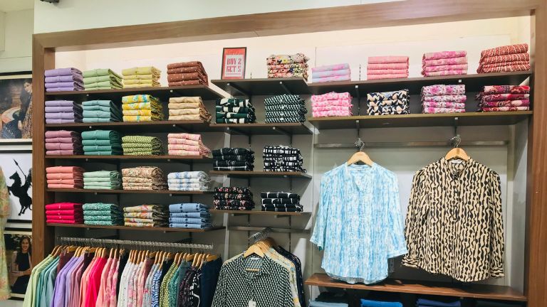 مدیریت انبار پوشاک در فروشگاهها - راهکارهایی برای کاهش هزینهها و بهبود سودآوری